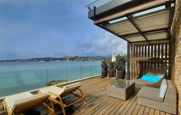Hostellerie La Farandole - Piscine terrasse vue sur mer