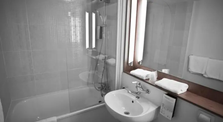 Campanile Viré - salle de bain de l'hôtel