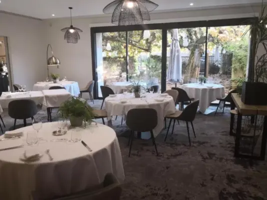 Hôtel-Restaurant Maison Claude Darroze - Une salle de restaurant contemporaine, lumineuse donnant sur une splendide terrasse