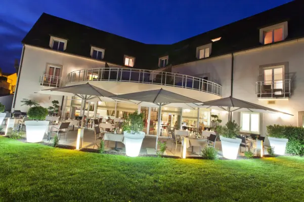 Le Richebourg Hotel Restaurant and Spa - by night