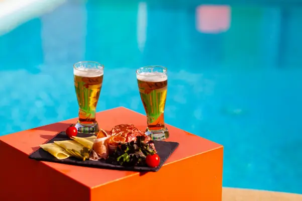 Hôtel Full Colors - Cocktail bord piscine