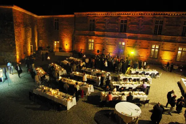 Château de Poudenas - Soirée diner et animation dans la cour d'honneur