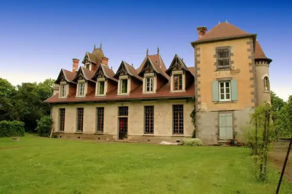 Château du Guérinet in Saint-Priest-Bramefant