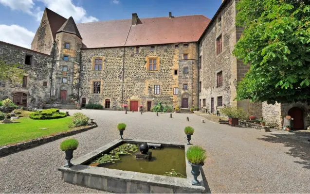 Château Royal de Saint Saturnin - Cour