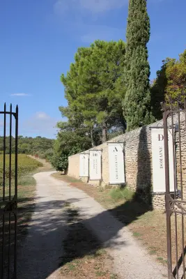 Domaine des Escaunes - L'accès aux vignes, aux champs d'oliviers du Domaine, l'entrée principale.