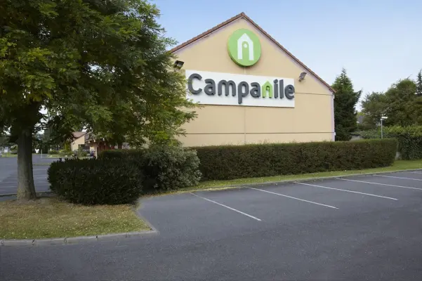 Campanile Douai - Cuincy - Estacionamiento