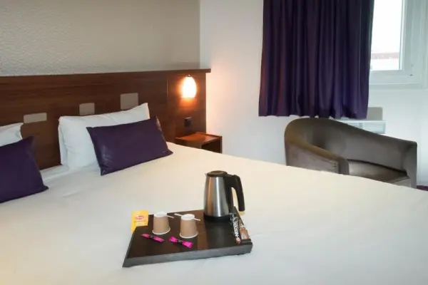 Brit Hotel Tours Sud - Chambre cosy grand lit avec plateau de courtoisie