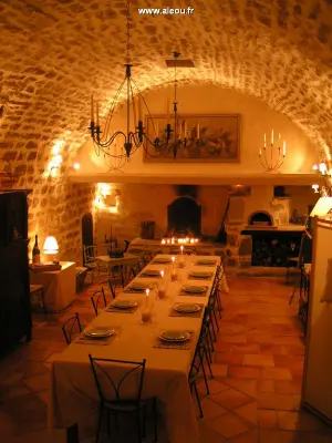 Le Vieil Aiglun - La salle peut être utilisée pour des repas ou pour des séminaires, stages etc...