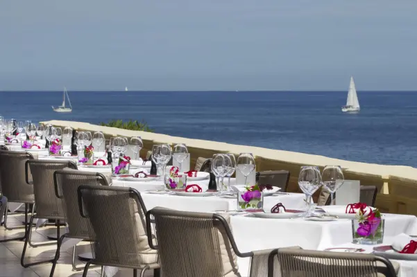 Royal-Riviera - Terrasse de la Table du Royal - vue sur mer