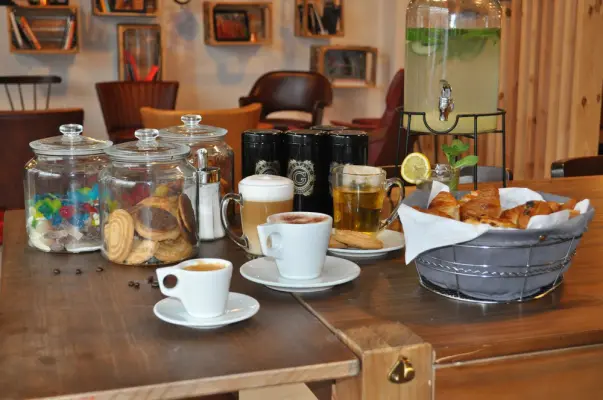 ClockWork - The break is sacred! Take advantage of our instant coffees and artisanal pastries!
