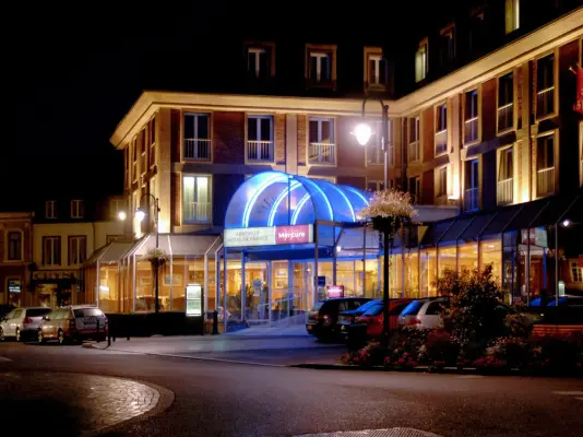 Mercure Abbeville Hotel de France - Vue de l'hôtel la nuit