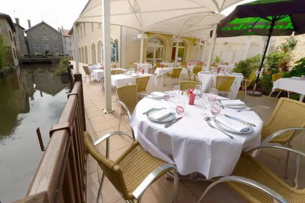 Hôtel Restaurant Le Cheval Blanc et Clovis - Terrasse