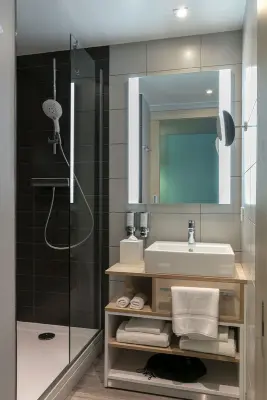Hampton by Hilton Paris Clichy - Salle de bain avec douche