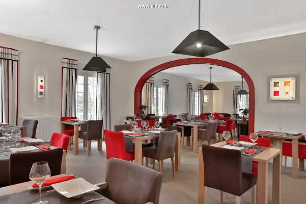 Hôtel Restaurant Le Meysset - Salle de restaurant, salle de réunion avec lumière naturelle, écran, vidéoprojecteur