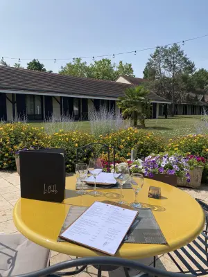 Mercure Auxerre Autoroute du soleil - Prenez vos repas sur notre terrasse aux beaux jours