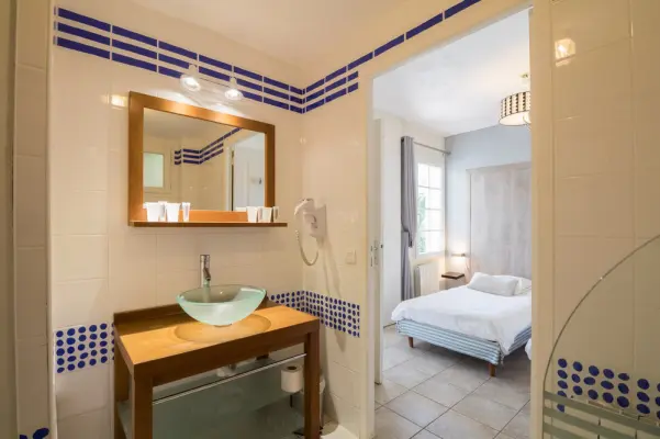 Les Collines Iduki - Salle de bain avec vue sur chambre