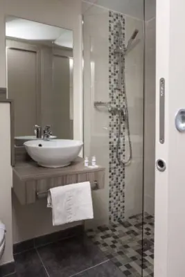Brit Hotel Foix - Une de nos salles de bain