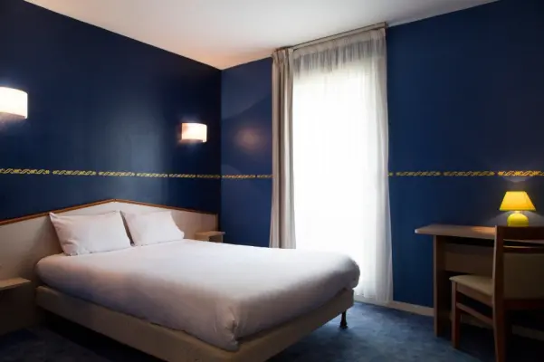 Brit Hotel Le Lion d'Or Chinon - Chambre bleue
