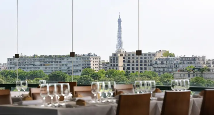 Hippodrome d'Auteuil - Le restaurant panoramique et sa vue sur la Tour Eiffel