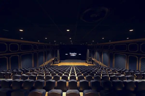 Puy du Fou Congrès - Salon Lully. Un auditorium de 500places. Un écran LED de 30m² et une acoustique exceptionnelle
