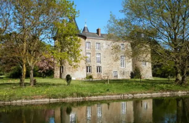 Château de la Frogerie - Reflets du Château dans les douves