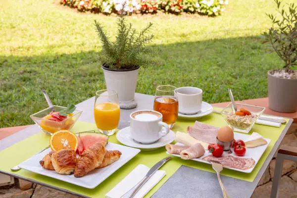 Les Strelitzias - petit dejeuner en terrasse hotel les strelitzias antibes juan les pins 