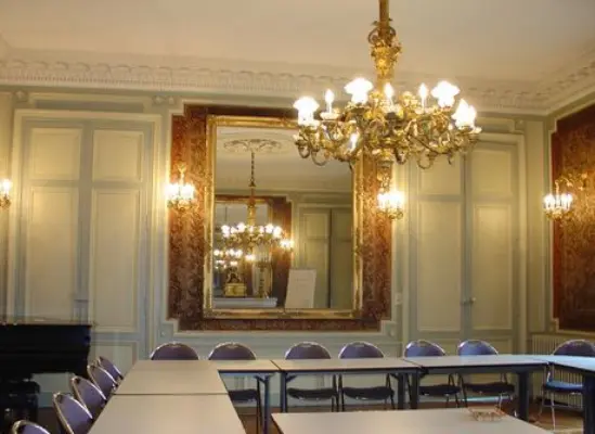 Les Salons Donadieu - le grand salon installé avec les tables de séminaire.

