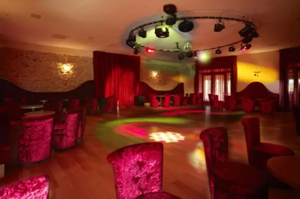 Domaine de Koukano - Sala Klub de 80 m2 en formato nocturno