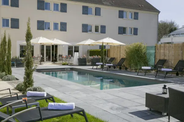 Best Western The Wish Versailles - terrace and outdoor pool