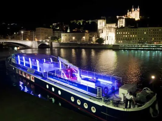 Les Yachts de Lyon - Le bateau en soirée