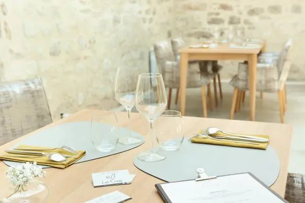 Les Coqs Restaurant - Table