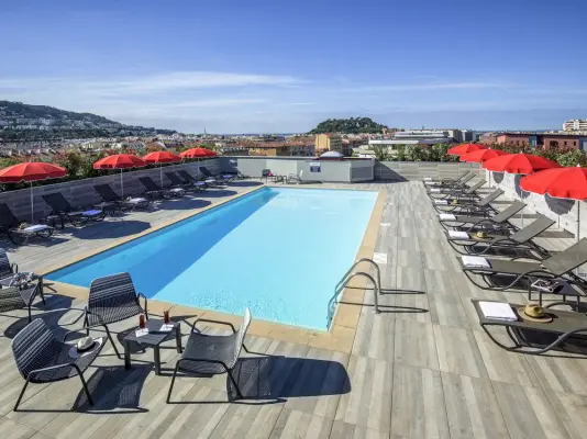 Novotel Nice Centre Vieux Nice – Swimmingpool auf dem Dach mit Panoramablick auf Nizza