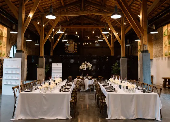Château de Chignat - La salle Dame-Jeanne peut asseoir jusqu'à 280 personnes en format banquet.