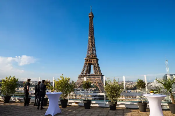 Das Dach des Eiffelturms in Paris