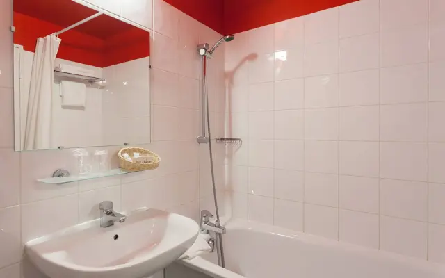 Comfort Hôtel Paris Lafayette - Salle de bain