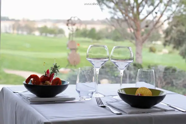 Hotel Golf Fontcaude – Gourmetküche im Restaurant Club House, am Rande der Grüns