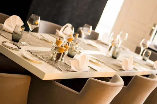 Hôtel Restaurant Les Remparts - Table