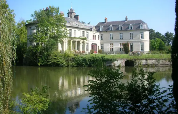 Château d'Aubry du Hainaut - Extérieur
